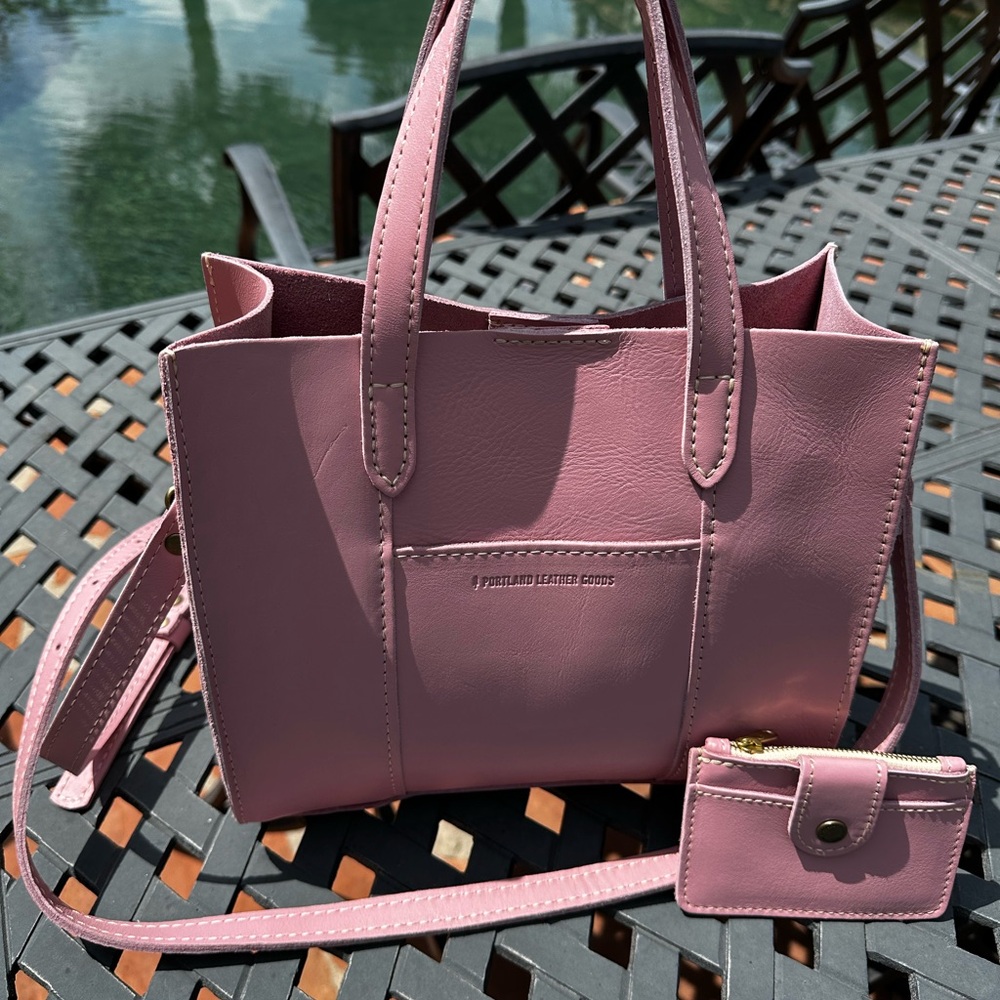 Adorable pink Portland, leather goods, Crossbody tote. Great for any season. - Picture 6 of 11